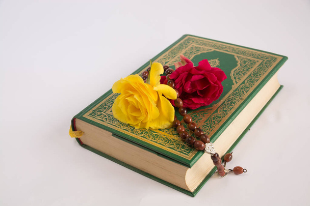 Koran, różaniec i kwiaty na białym tle - Zdjęcie, obraz