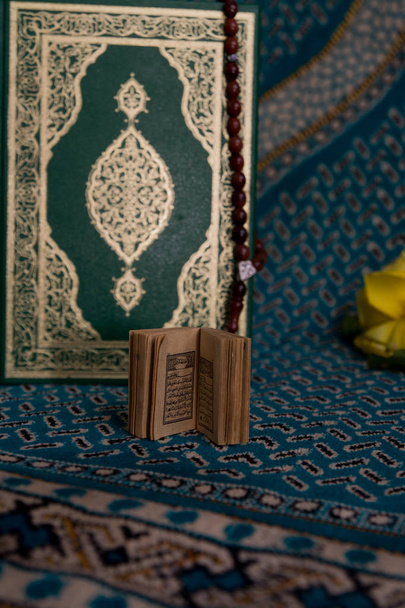 Koran, różaniec i kwiaty na białym tle - Zdjęcie, obraz