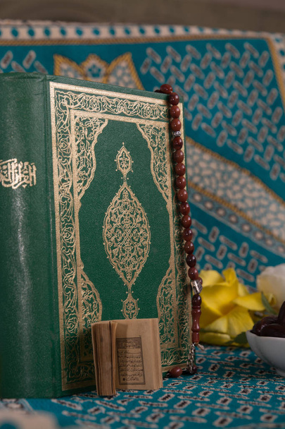 Kuran'ı tespih ve beyaz arka plan üzerinde izole çiçeklerle - Fotoğraf, Görsel