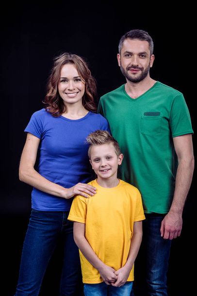 Onnellinen perhe seisoo yhdessä
 - Valokuva, kuva