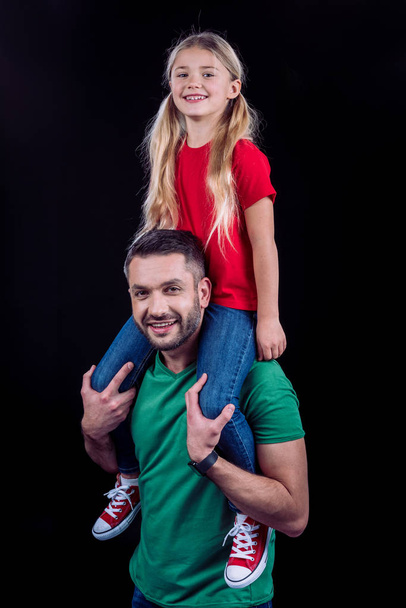 Отец, несущий дочь на плечах
 - Фото, изображение