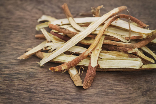 Raiz de alcaçuz cozida usada na medicina herbal chinesa
  - Foto, Imagem