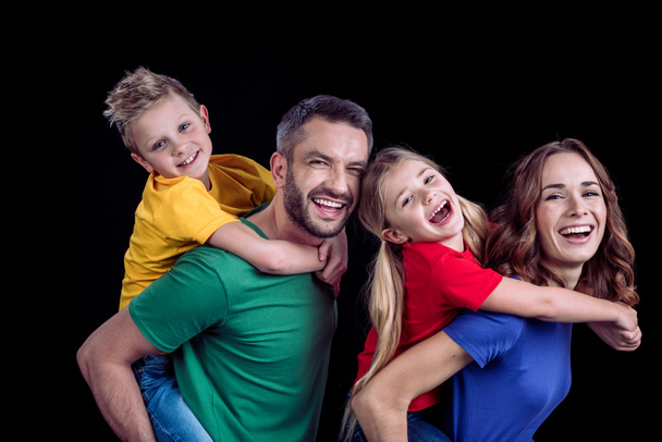 Onnellinen perhe hymyilee kameralle
 - Valokuva, kuva