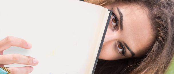 Menina bonita com olhos castanhos livro segurando
 - Foto, Imagem