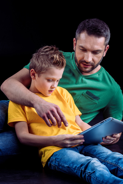 Father and son using digital tablet - Foto, afbeelding