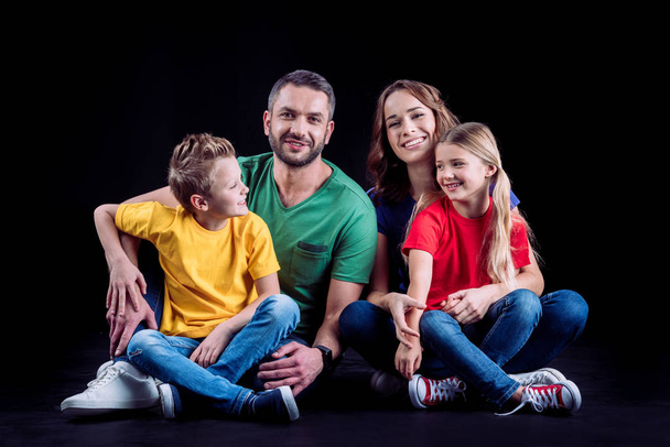 Gelukkige familie in gekleurde t-shirts - Foto, afbeelding