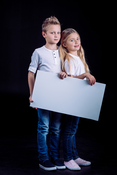Usmívající se sourozenci s prázdnou kartou - Fotografie, Obrázek
