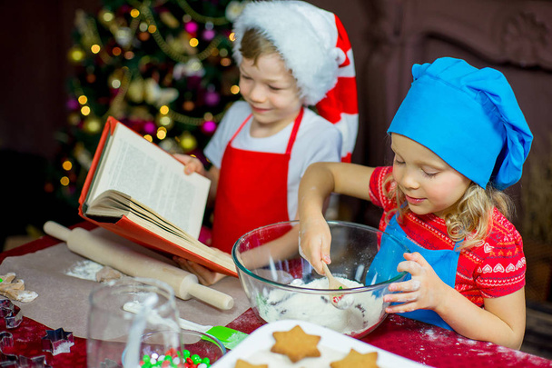 children baking christmas cookies - Foto, afbeelding
