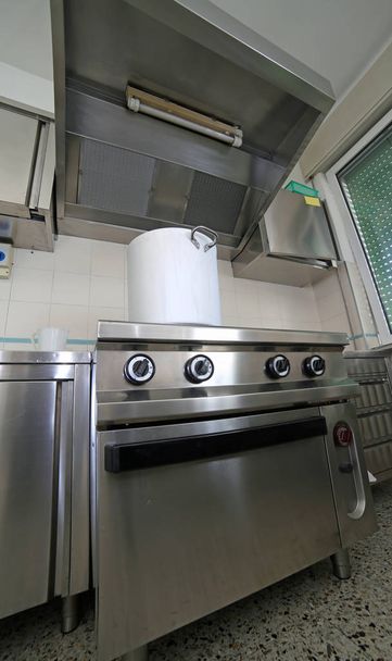 κουζίνα νηπιαγωγείου με μεγάλο φούρνο και ένα δοχείο - Φωτογραφία, εικόνα