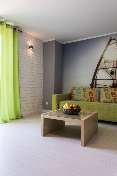 Φωτεινό δωμάτιο με πράσινο καναπέ  - Φωτογραφία, εικόνα