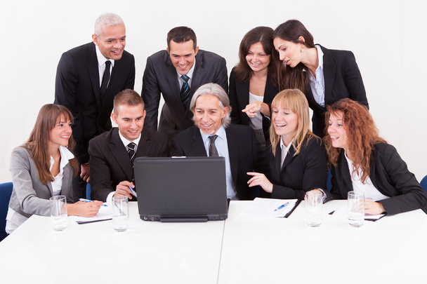 Бізнесмен показує ноутбук на зустрічі
 - Фото, зображення