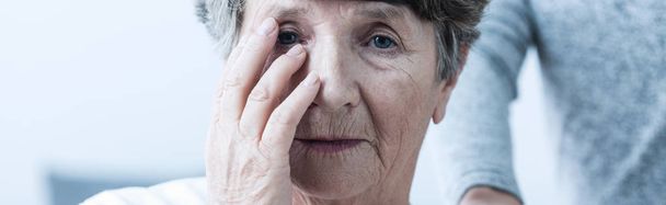 Worried senior woman - Foto, afbeelding