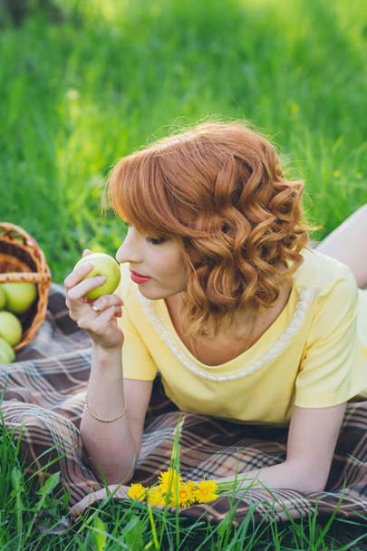 Hermosa mujer sensual con el pelo rojo en el jardín de primavera
 - Foto, imagen