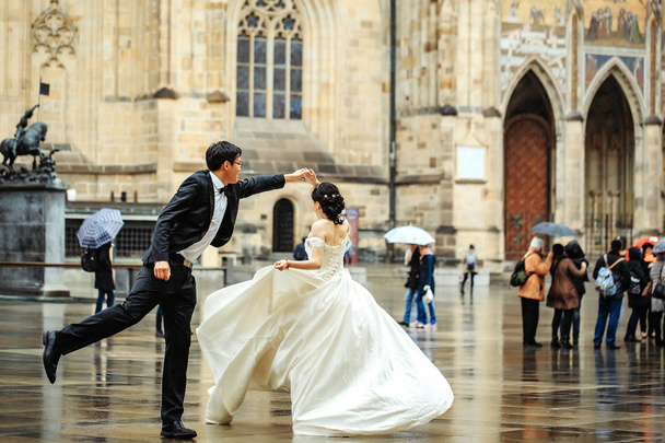 Chinese groom and bride dance - Zdjęcie, obraz