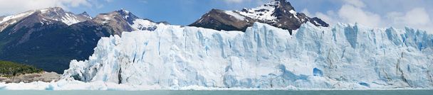 Patagonia: il fronte del ghiacciaio Upsala nel Parco Nazionale dei Ghiacciai
 - Foto, immagini