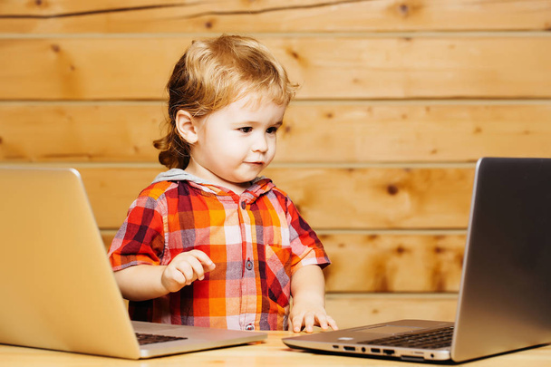 Cute boy plays on computers - Фото, зображення