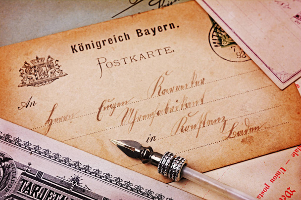Vintage-Postkarten mit handschriftlichem Text und Federhalter in Nahaufnahme - Foto, Bild