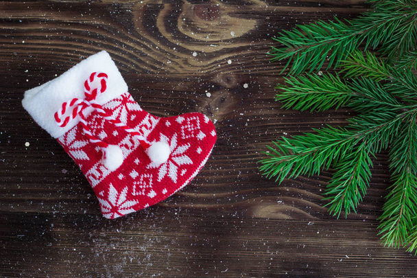 Noel ağaç dalları ve kırmızı çorap örme - Fotoğraf, Görsel