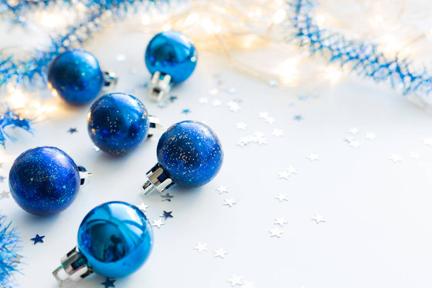 Fondo de Navidad y Año Nuevo con bolas decorativas azules para árbol de Navidad
.  - Foto, Imagen