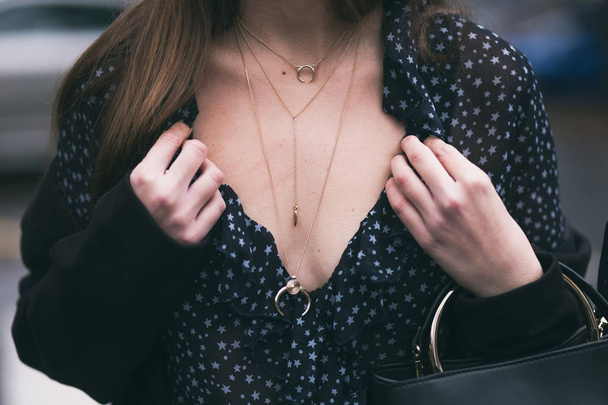 blogger μόδας φορώντας ένα v-λαιμός δείτε μέσα από το πουκάμισο και ένα όμορφο και μοντέρνο χρυσή αλυσίδα κολιέ - Φωτογραφία, εικόνα