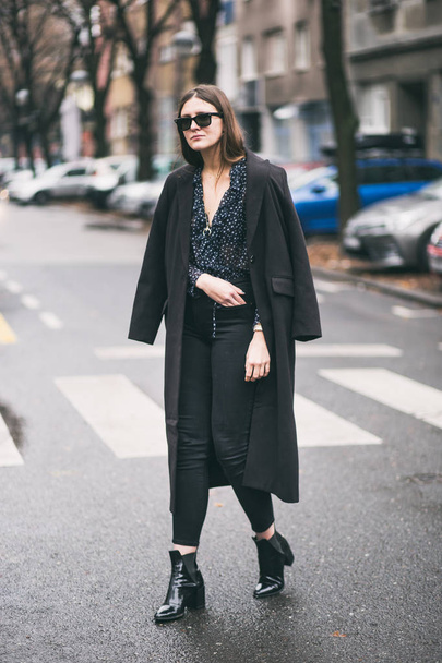 Modebloggerin posiert auf der Straße im perfekten Herbst-Outfit. - Foto, Bild