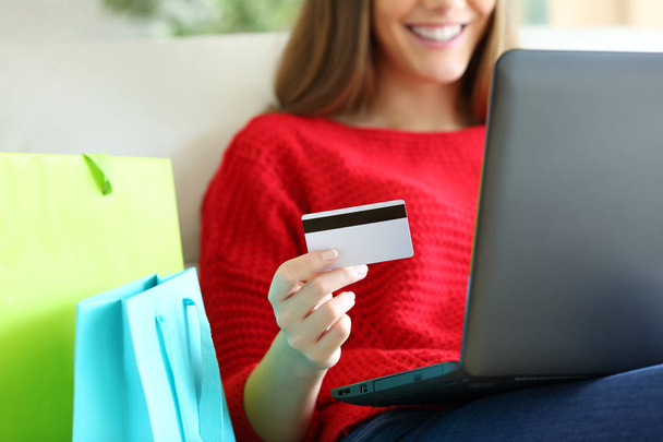 Girl buying on line with credit card - Foto, Bild