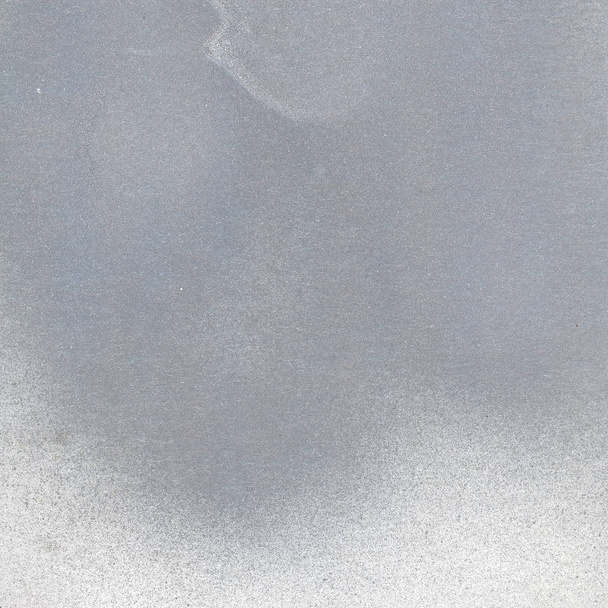 Ένα φύλλο χαρτιού, βαμμένο σε χρώμα ασημί γκρι   - Φωτογραφία, εικόνα