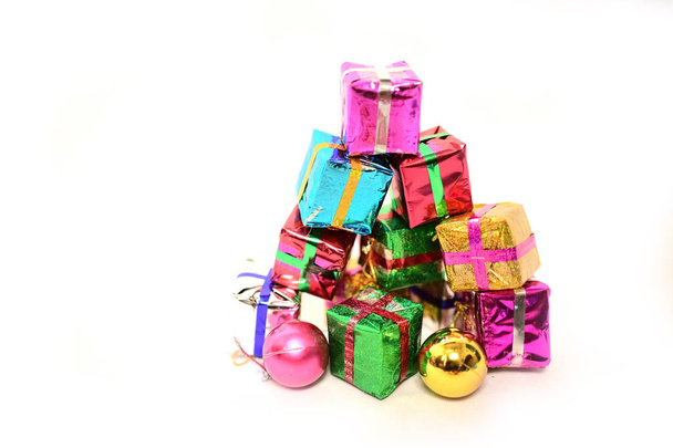 Presentes de Natal isolados em branco
 - Foto, Imagem