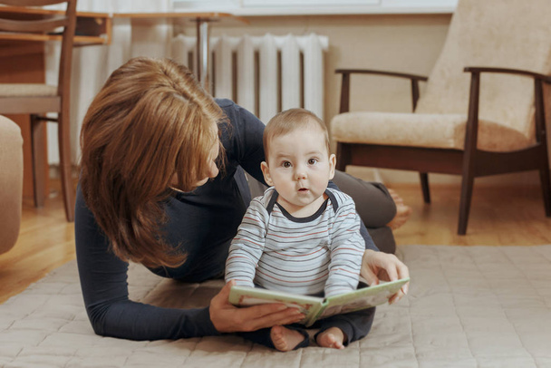 Jeune mère lisant une histoire à son petit garçon
 - Photo, image