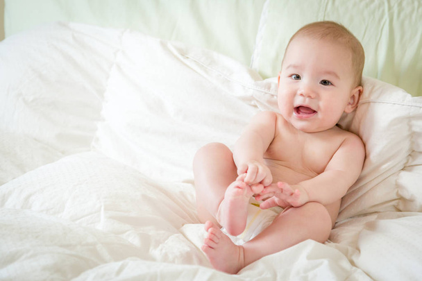misto raça bebê menino ter diversão no seu cobertor
 - Foto, Imagem