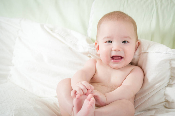 Kevert baba fiú birtoklás móka a takaró - Fotó, kép