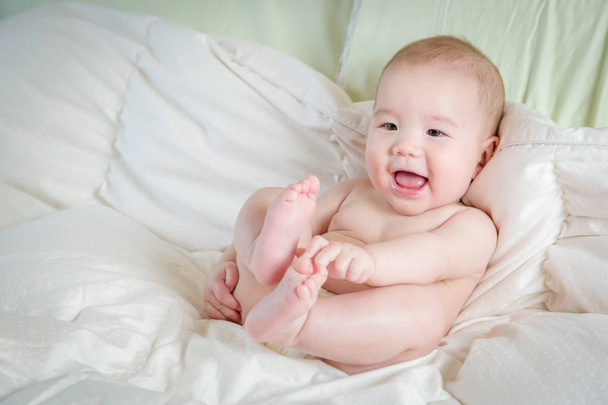 Sekarotuinen vauva poika ottaa hauskaa hänen huopa
 - Valokuva, kuva