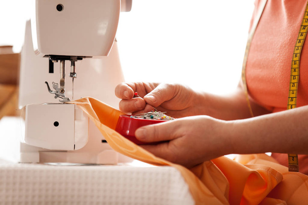 Senior woman sewing - Foto, afbeelding