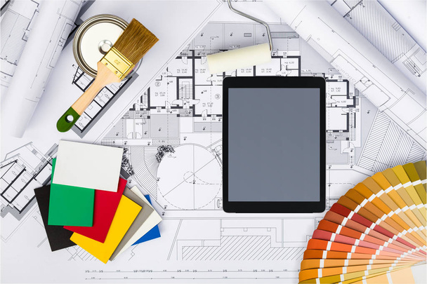 Planos de construcción con tableta y paleta de colores en planos
 - Foto, imagen