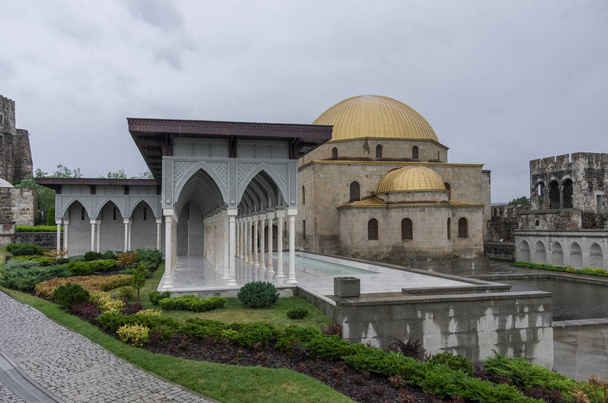  Κρήνη και το τζαμί στο εσωτερικό του μεσαιωνικού κάστρου του Rabati για τον προορισμό Kazbegi στη συννεφιά, βροχερός καιρός, Νότια Γεωργία. Ευρώπη - Φωτογραφία, εικόνα