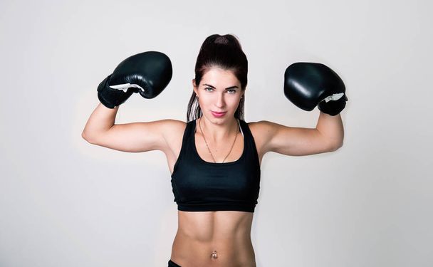 Ein Mädchen trägt Boxhandschuhe - Foto, Bild