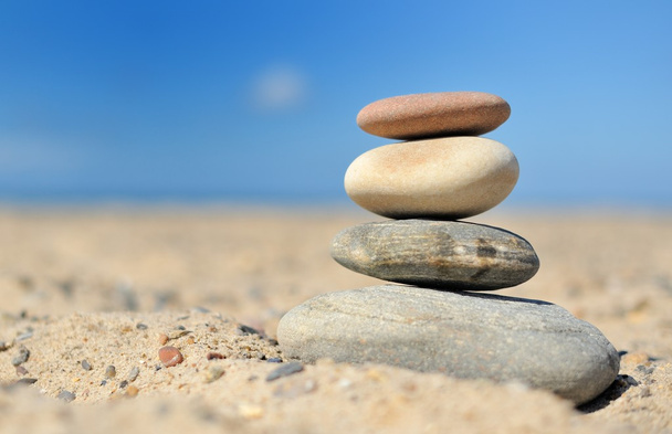 zrównoważony kamienie na plaży - Zdjęcie, obraz