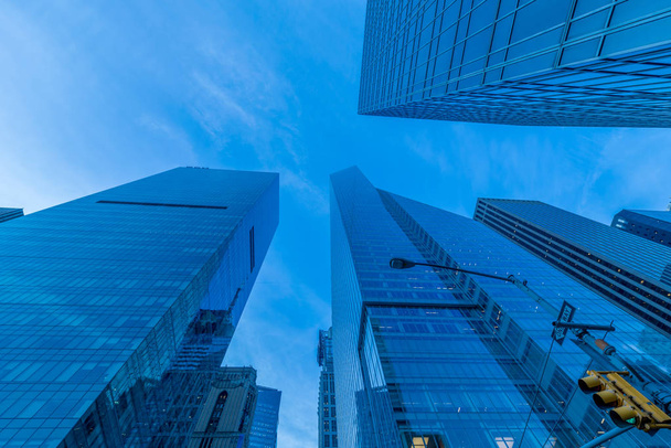 Ουρανοξύστες της Νέας Υόρκης από το επίπεδο του δρόμου - Φωτογραφία, εικόνα