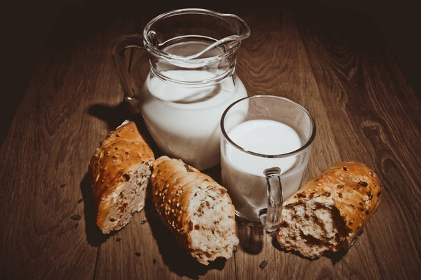 Milk and bun - Foto, Bild