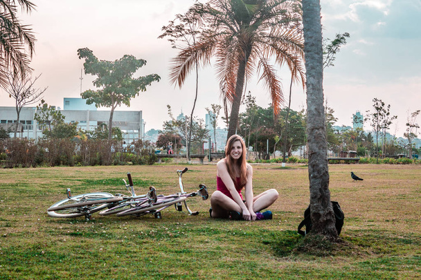 Tyttö hänen pyörä Villa-Lobos Park San Paulo (Sao Paulo
), - Valokuva, kuva