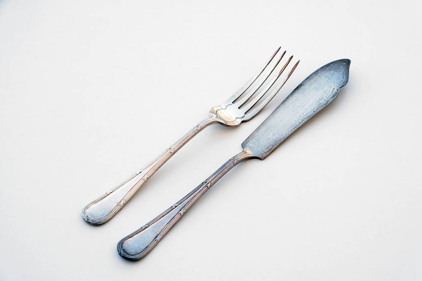 cuchillo y tenedor aislado en blanco - cubiertos de plata hermosa
 - Foto, imagen