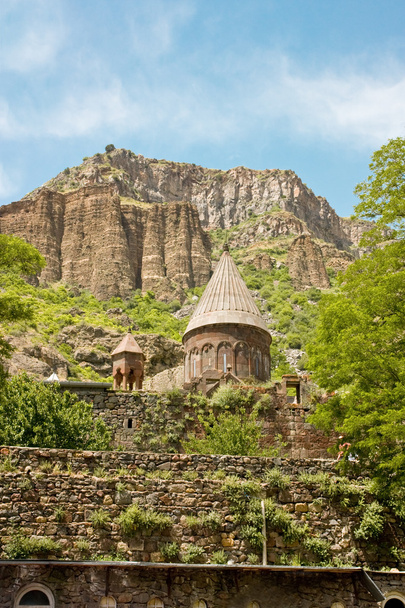 GEGHARD, ARMENIA-JUNIO, 26: Monasterio de Geghard del siglo IV en Armenia en junio de 2012, construcción única, parcialmente tallada en la montaña adyacente. Patrimonio de la Humanidad UNESCO
. - Foto, Imagen