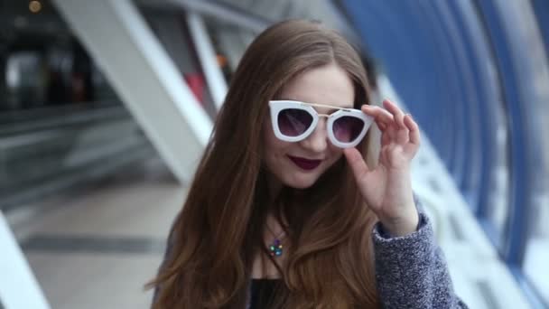 Girl with sunglasses playing and flirting - Video, Çekim