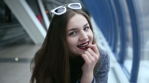 Girl with sunglasses playing and flirting - Záběry, video
