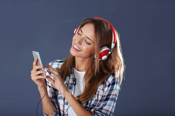 woman listening to music  - Foto, Bild