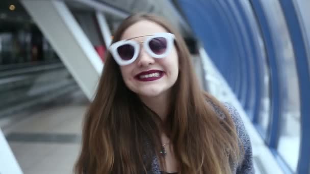 Girl with sunglasses playing and flirting - Záběry, video