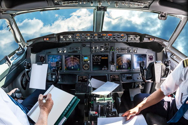 Cockpit στο συννεφιασμένο ουρανό - Φωτογραφία, εικόνα
