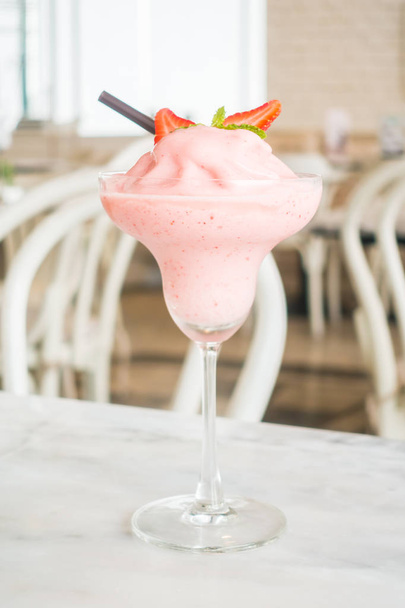 Strawberry smoothies glass  - Фото, изображение