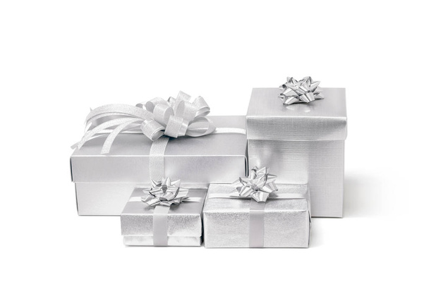 Celebración caja de regalo de plata aislada sobre fondo blanco
 - Foto, Imagen
