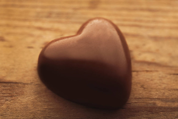 Chocolate heart on table - Foto, afbeelding